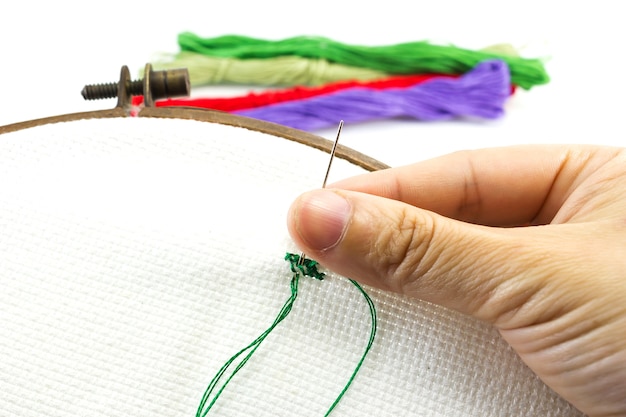 haft ręczny na tkaninie